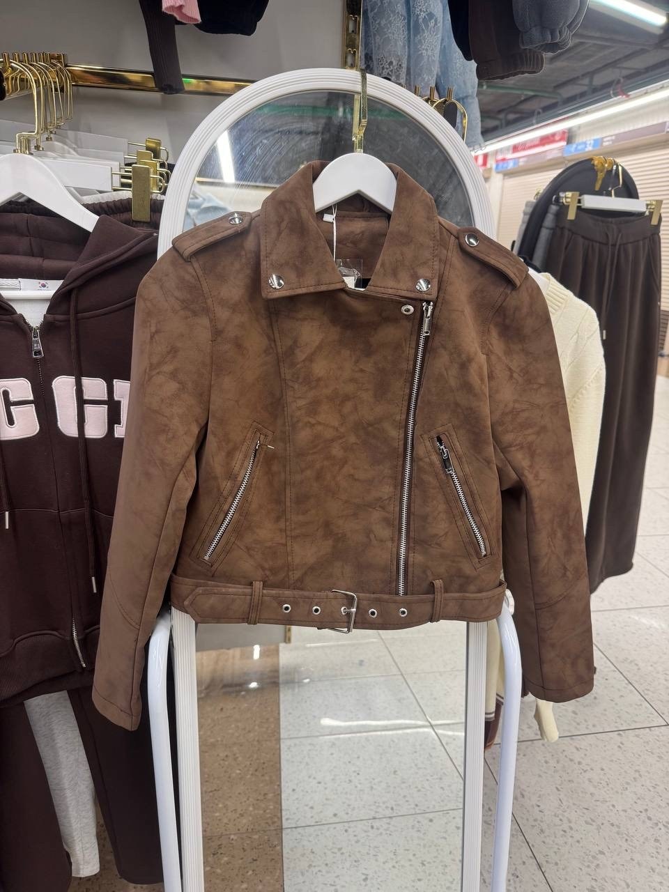 женская замшевая куртка косуха коричневая,замшевая куртка косуха,куртка косуха,косуха женская кожаная куртка,замшевая куртка