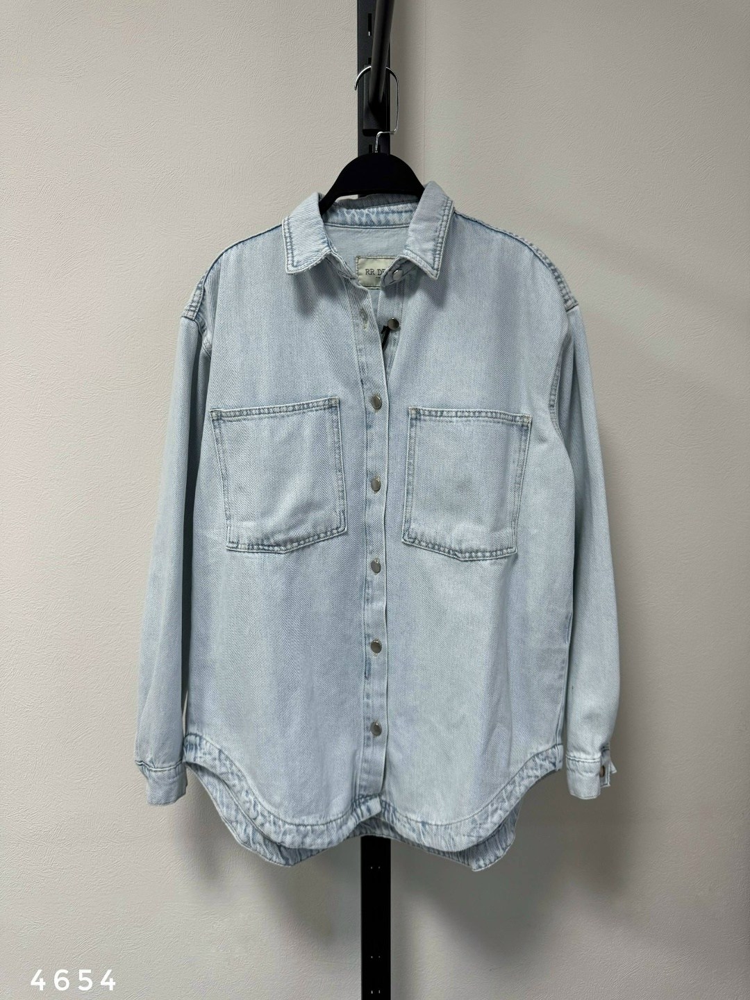 джинсовая рубашка oversize с карманами gloria jeans,джинсовая рубашка oversize gloria jeans цвет голубой,рубашка джинсовая оверсайз,джинсовая женская рубашка,джинсовая рубашка oversize с карманами