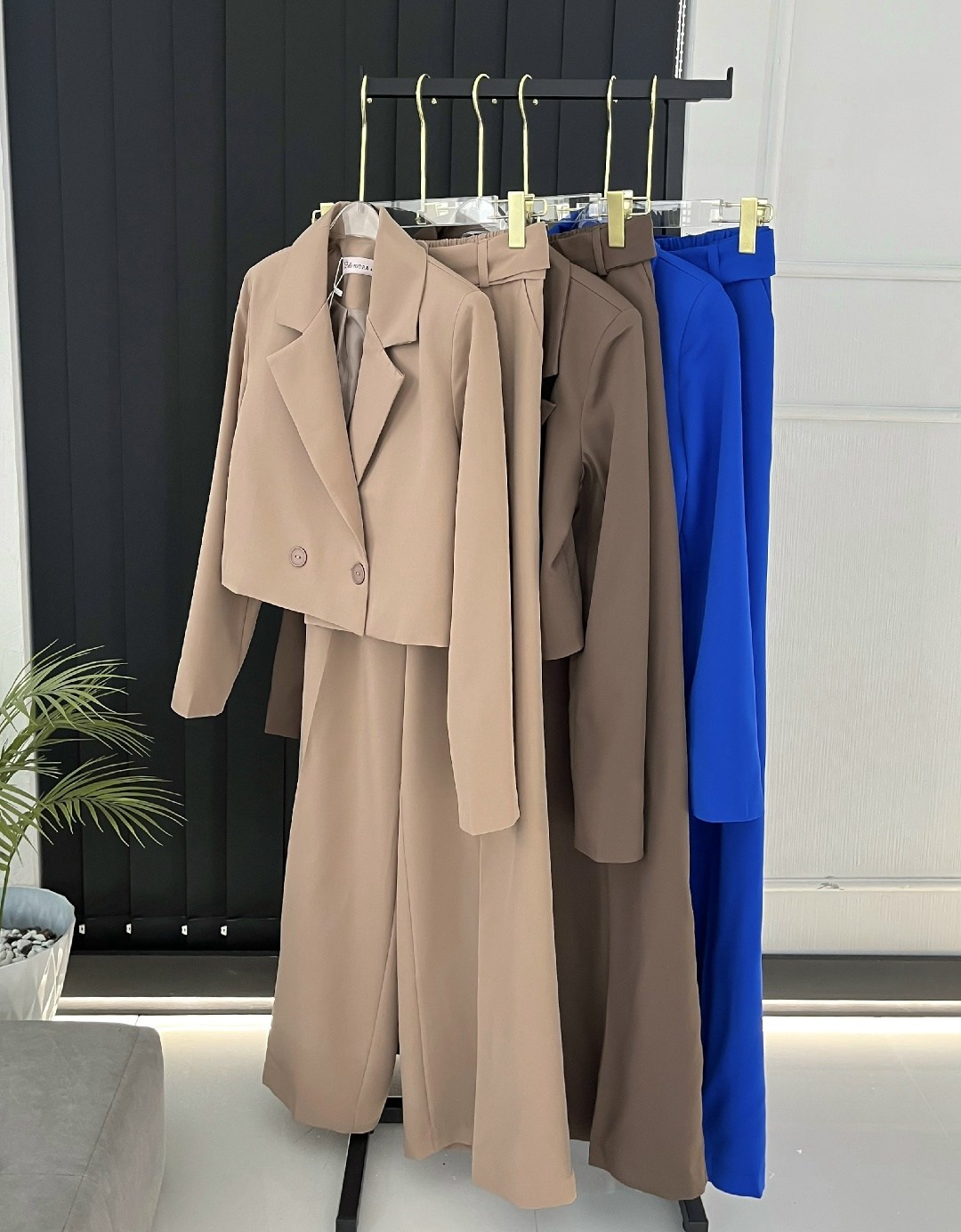 брючный костюм amuar 1032 коричневый,костюм брючный,костюм amuar 1032 коричневый,элегантный брючный костюм,женский брючный костюм