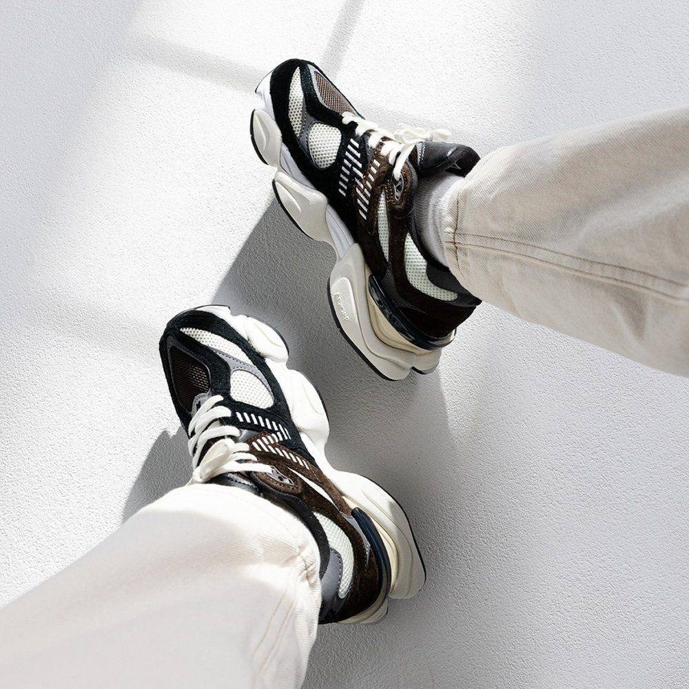 кроссовки new balance 9060,new balance 9060,мужские кроссовки new balance,nb 9060 on feet,повседневные кроссовки