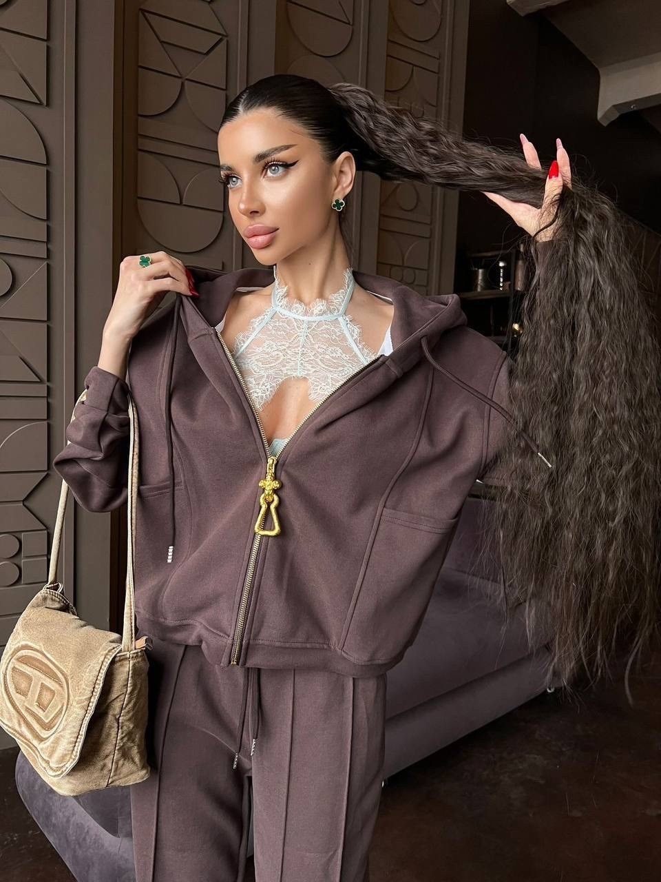 женский красный костюм miu miu,женский костюм,стильный костюм,костюм спортивный женский,женский стильный костюм