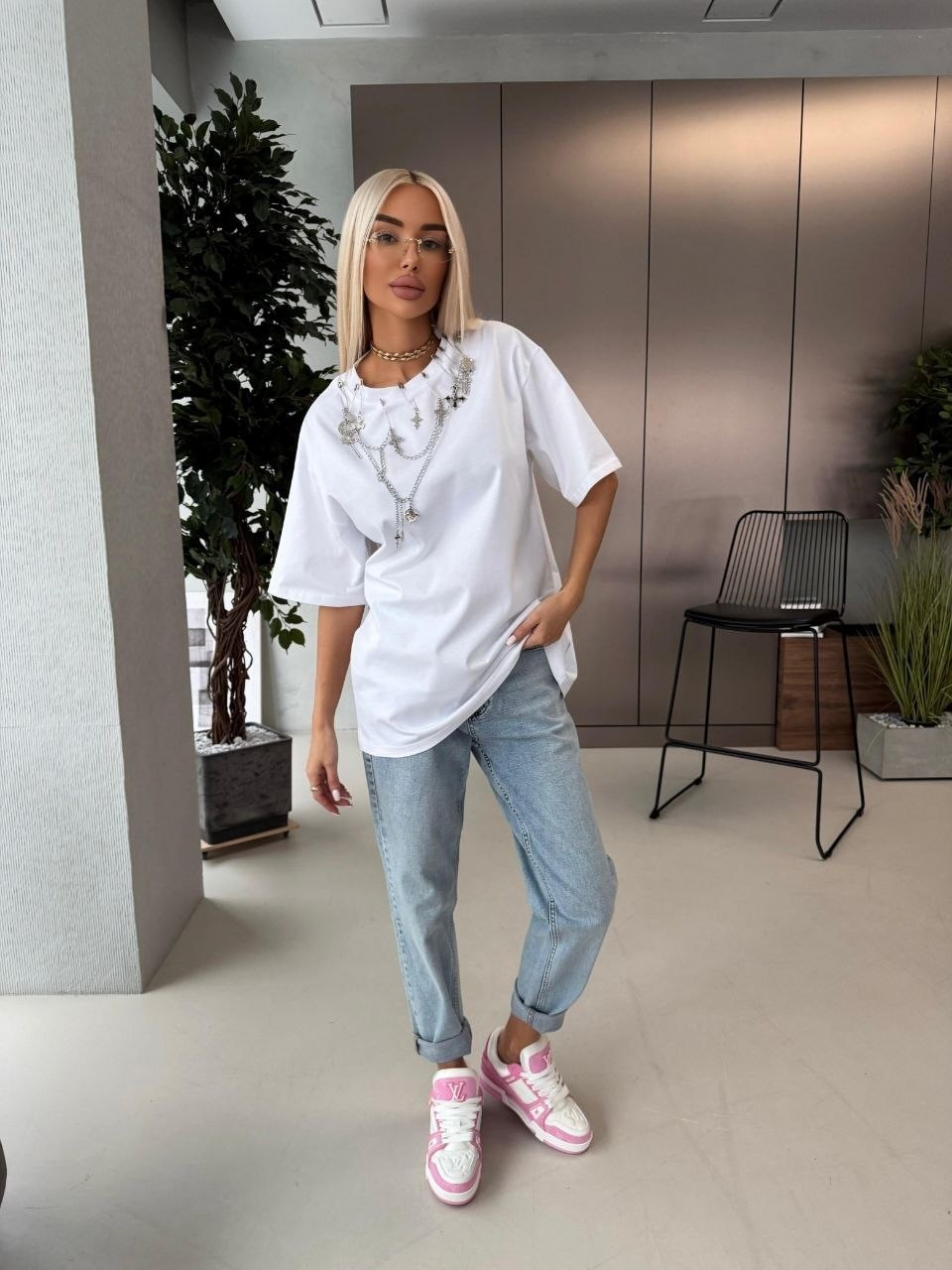 футболка оверсайз со стразам,футболки женская оверсайз,женская футболка,белая футболка оверсайз,футболка базовая со стразами оверсайз