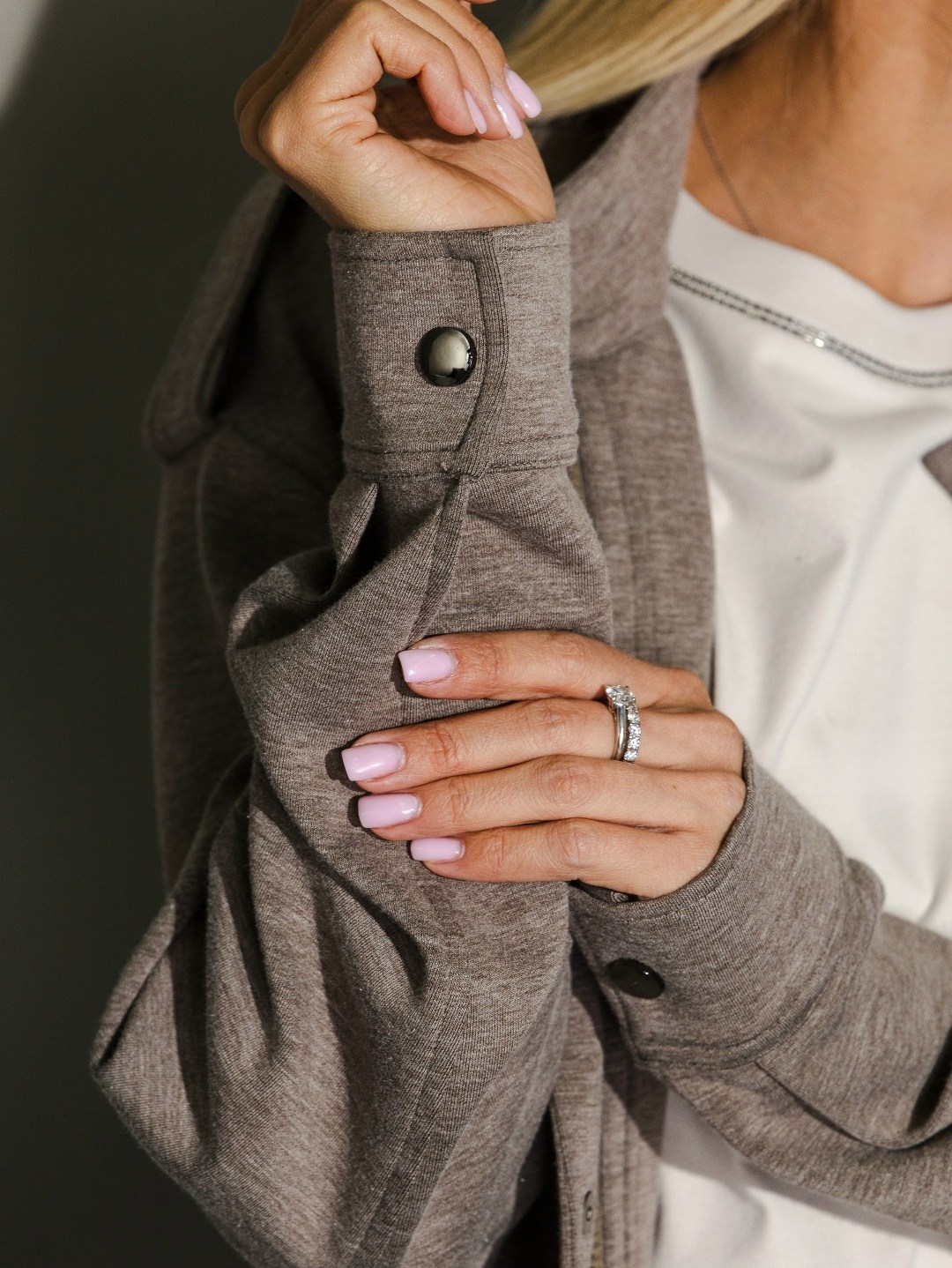 серый трикотажный костюм,костюм с брюками,женский костюм с брюками,брючный костюм,бежевый костюм