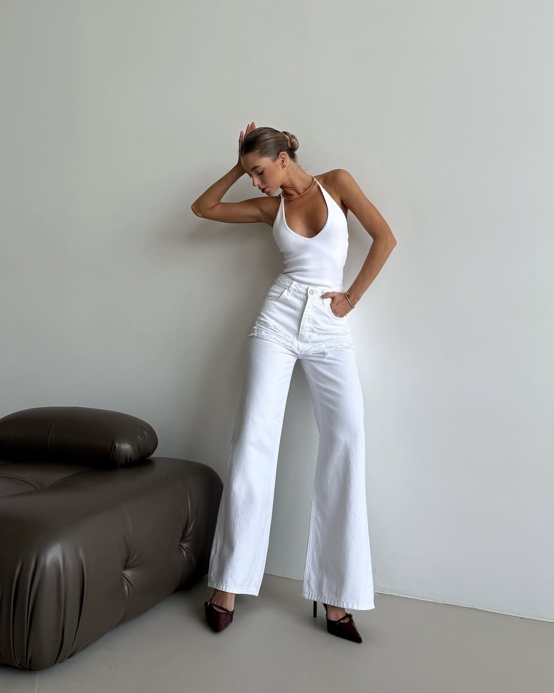 джинсы белые женские,джинсы белые,белые джинсы клеш от колена,белые широкие джинсы,джинсы клеш женские