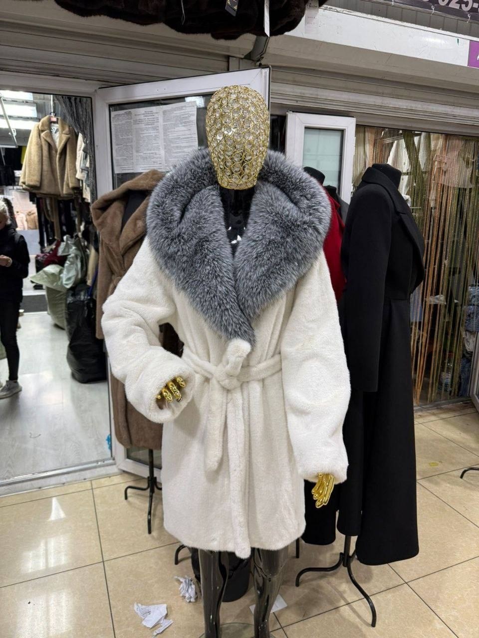 шуба из норки nafa с капюшоном из рыси,бобрик белая шуба шуба с чернобуркой,белая норковая шуба,белая норковая шуба с капюшоном из рыси,шуба норковая nafa с капюшоном из рыси