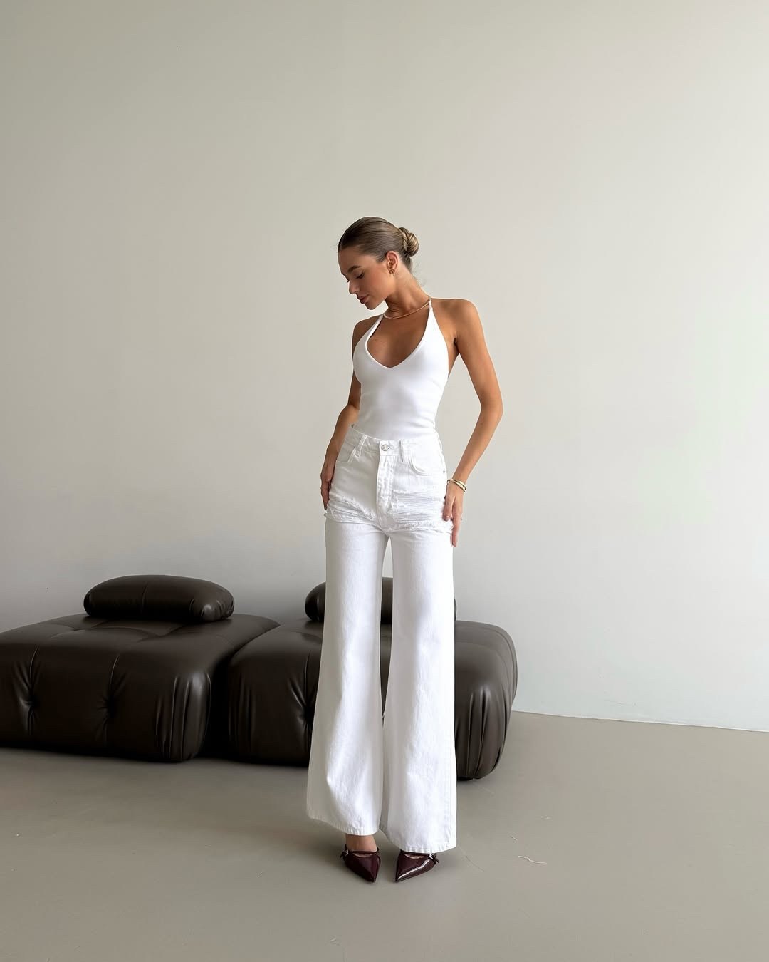 джинсы белые женские,джинсы белые,белые джинсы клеш от колена,белые широкие джинсы,джинсы клеш женские