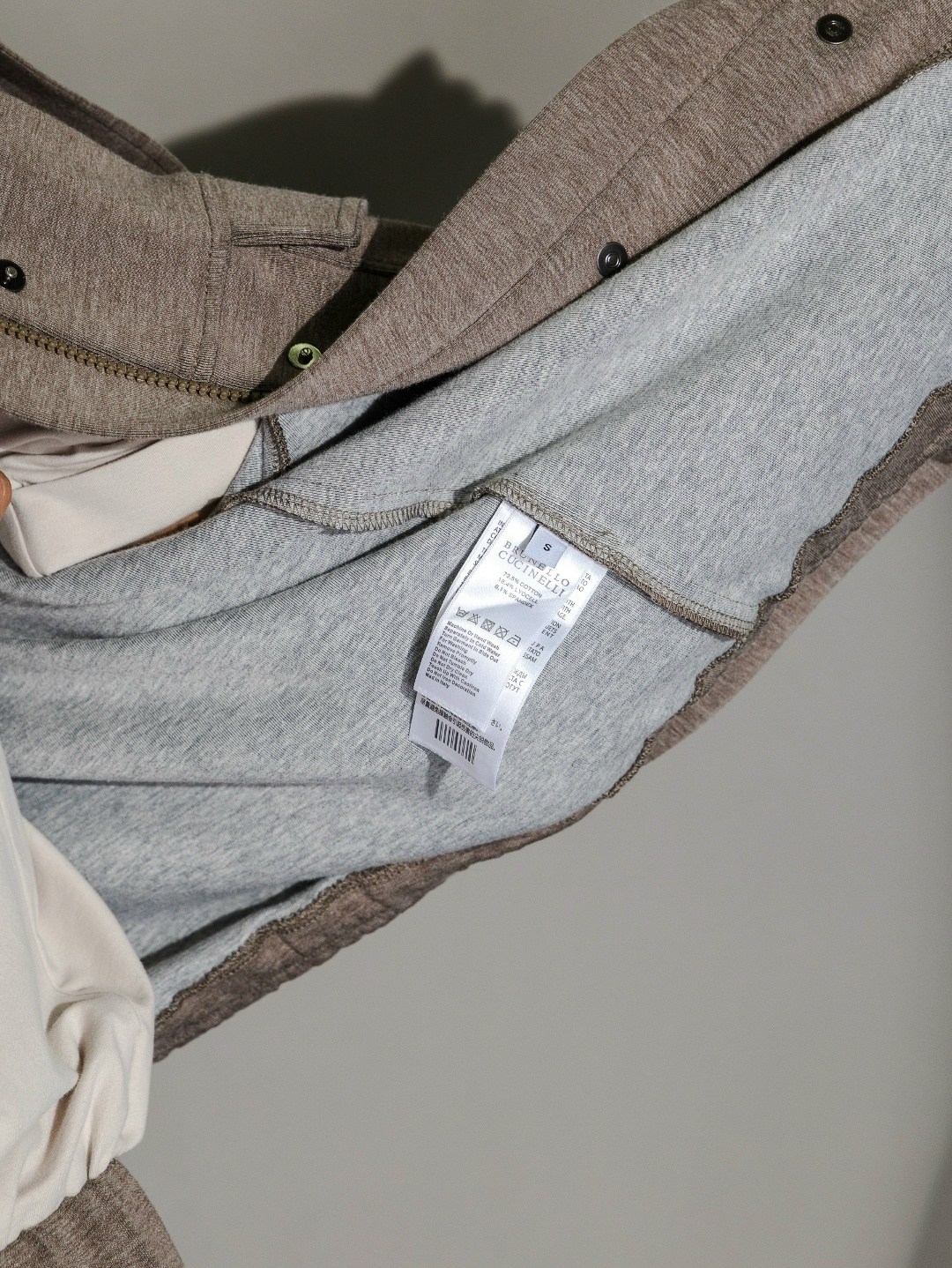 серый трикотажный костюм,костюм с брюками,женский костюм с брюками,брючный костюм,бежевый костюм