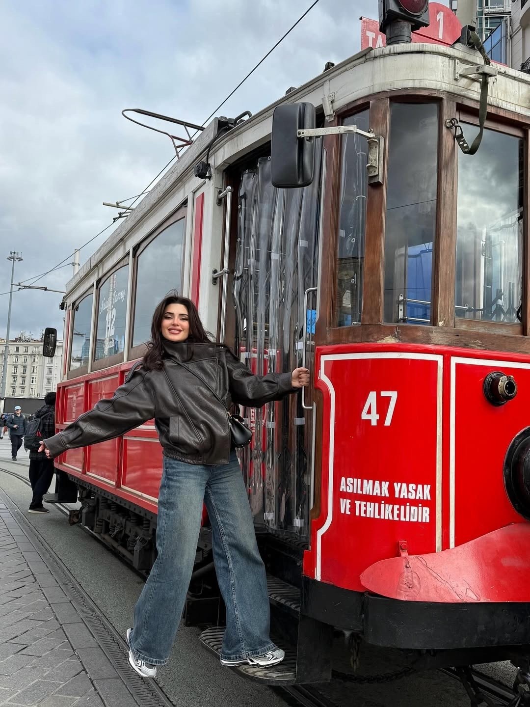 женщин,девушка,брюнетка,женщина красивая,кожаная куртка