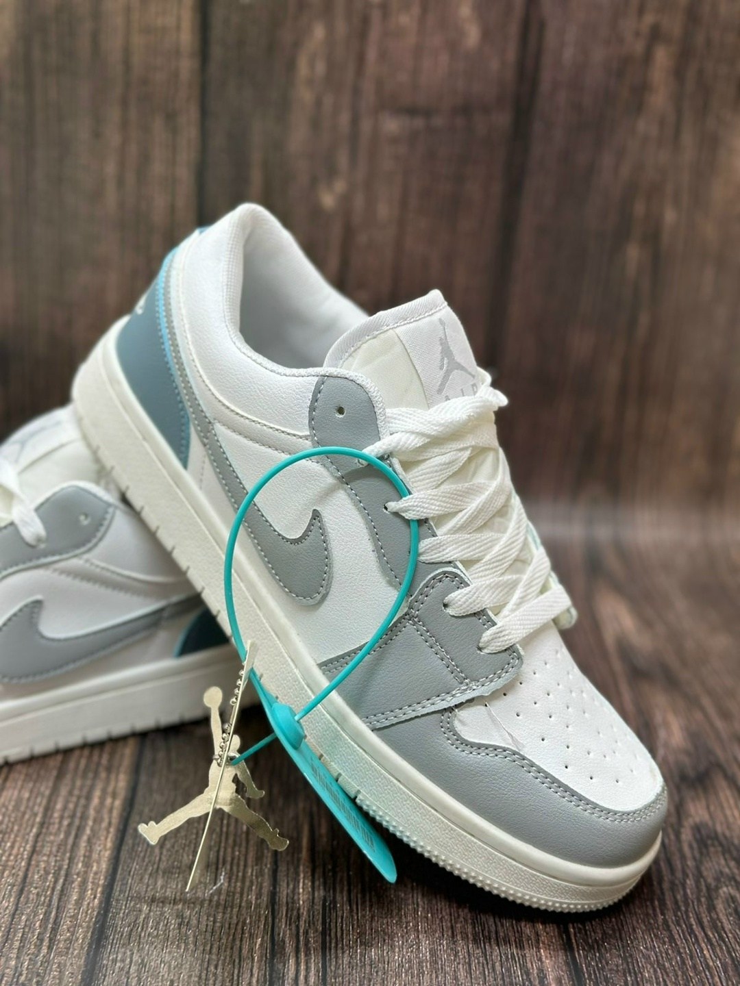 кроссовки nike air jordan 1 low wolf grey,nike air jordan 1 low wolf grey,nike air jordan 1 low,кроссовки женские nike air jordan 1,кроссовки nike air jordan 1 low белый/серый