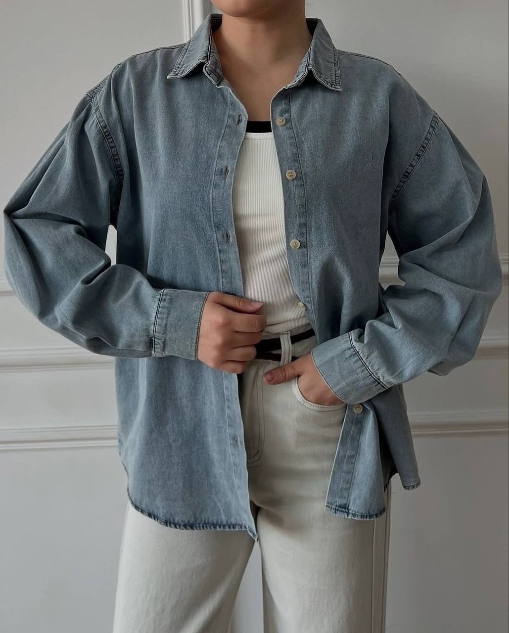 образы с джинсовой рубашкой 2025,образ с джинсовой рубашкой,джинсовая куртка оверсайз женская 2026,джинсовая куртка sela oversize,образ с джинсовой курткой