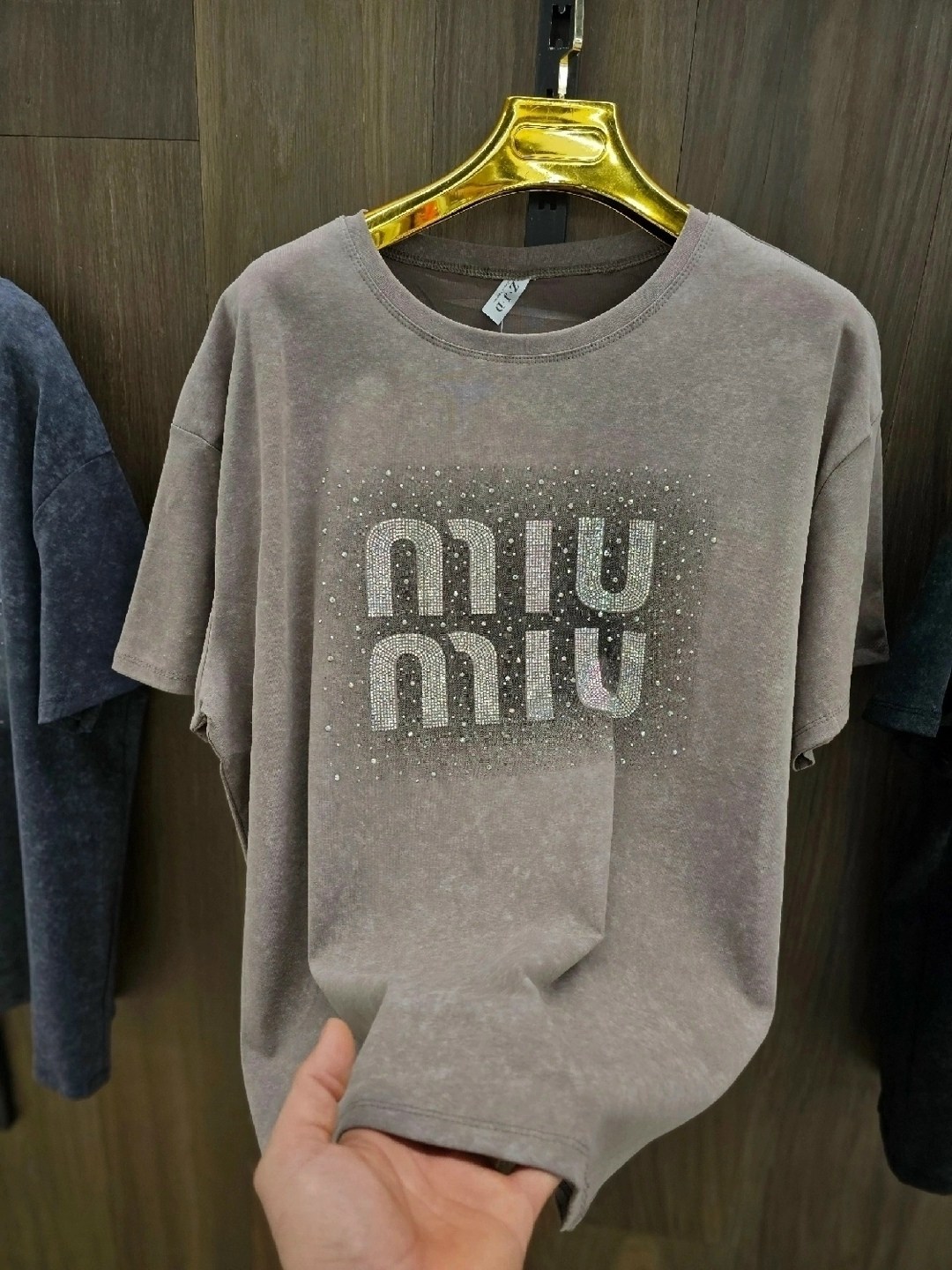 хлопковая футболка оверсайз с эффектом варенки miu,оверсайз футболка варенка со стразами emi style,одежда футболка,женская футболка,футболка хлопок