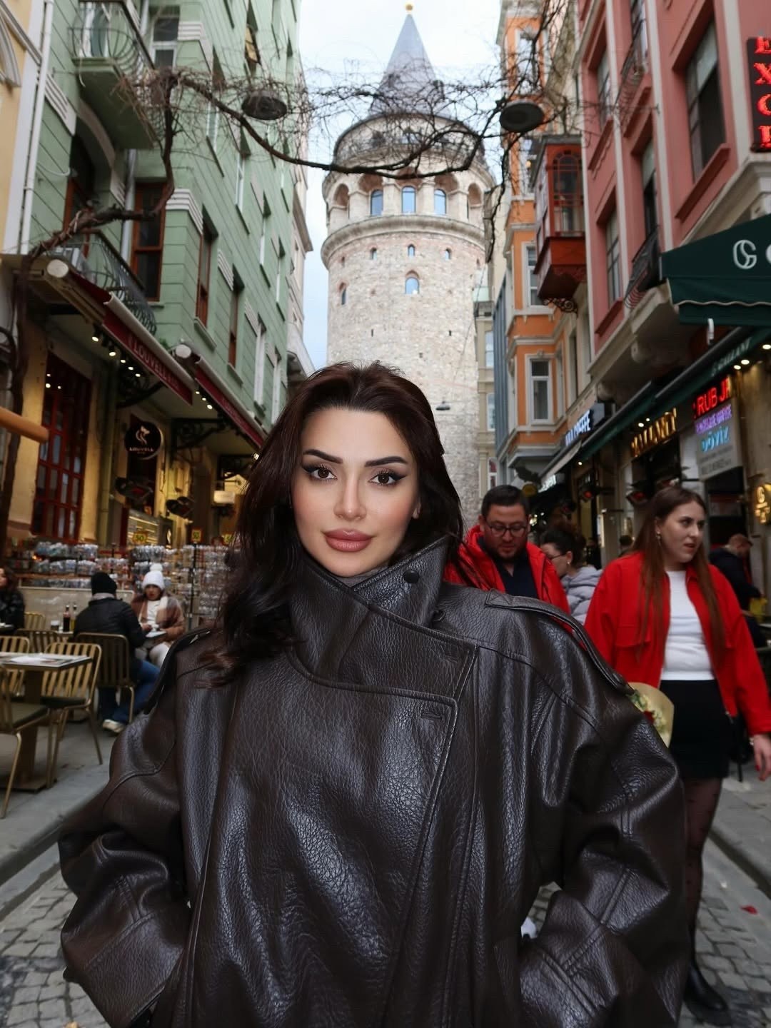 женщин,девушка,брюнетка,женщина красивая,кожаная куртка