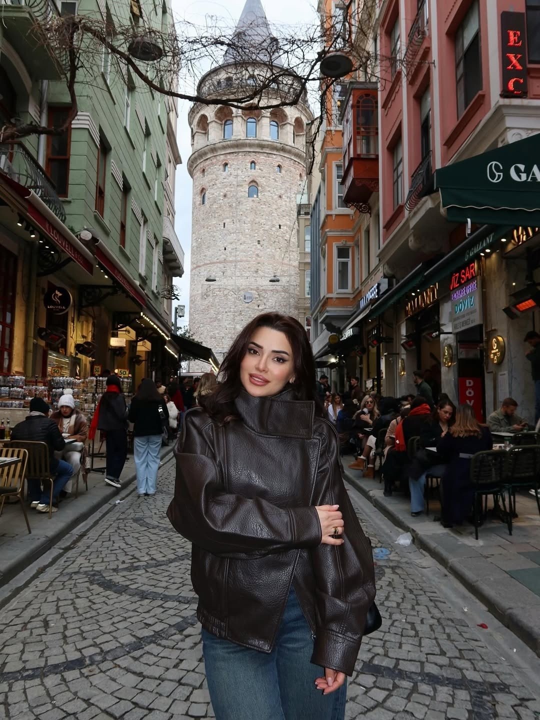 женщин,девушка,брюнетка,женщина красивая,кожаная куртка