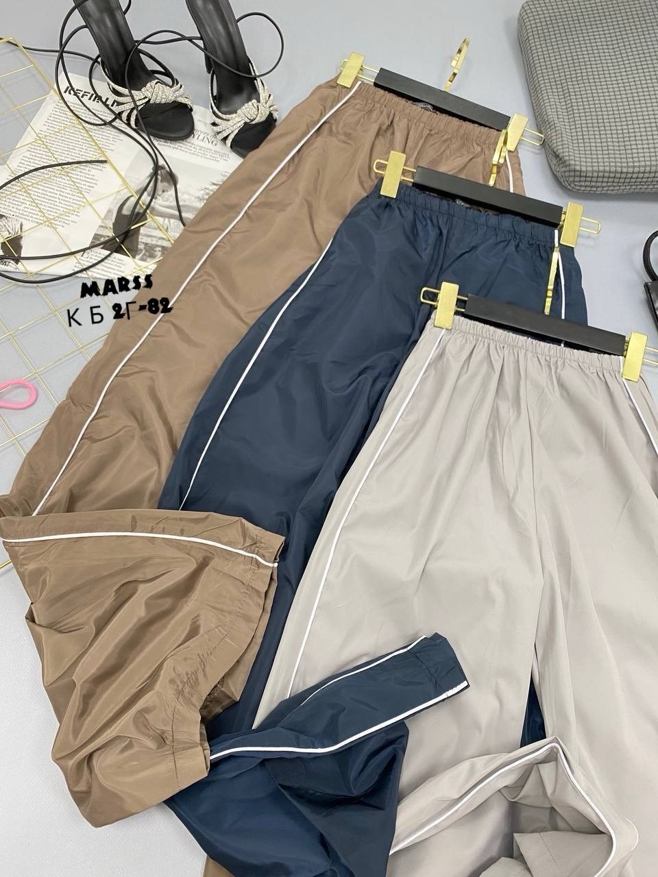 штаны широкие серые карго оверсайз y2k с полосками по бокам,штаны широкие серые карго оверсайз у2 с полосками по бокам,штаны широкие,спортивные штаны,брюки спортивные