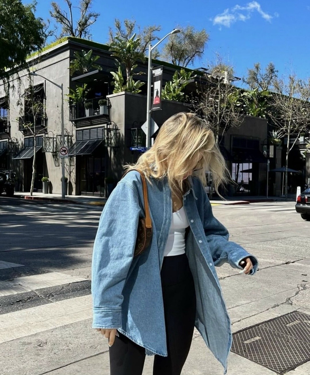 образы с джинсовой рубашкой 2025,образ с джинсовой рубашкой,джинсовая куртка оверсайз женская 2026,джинсовая куртка sela oversize,образ с джинсовой курткой