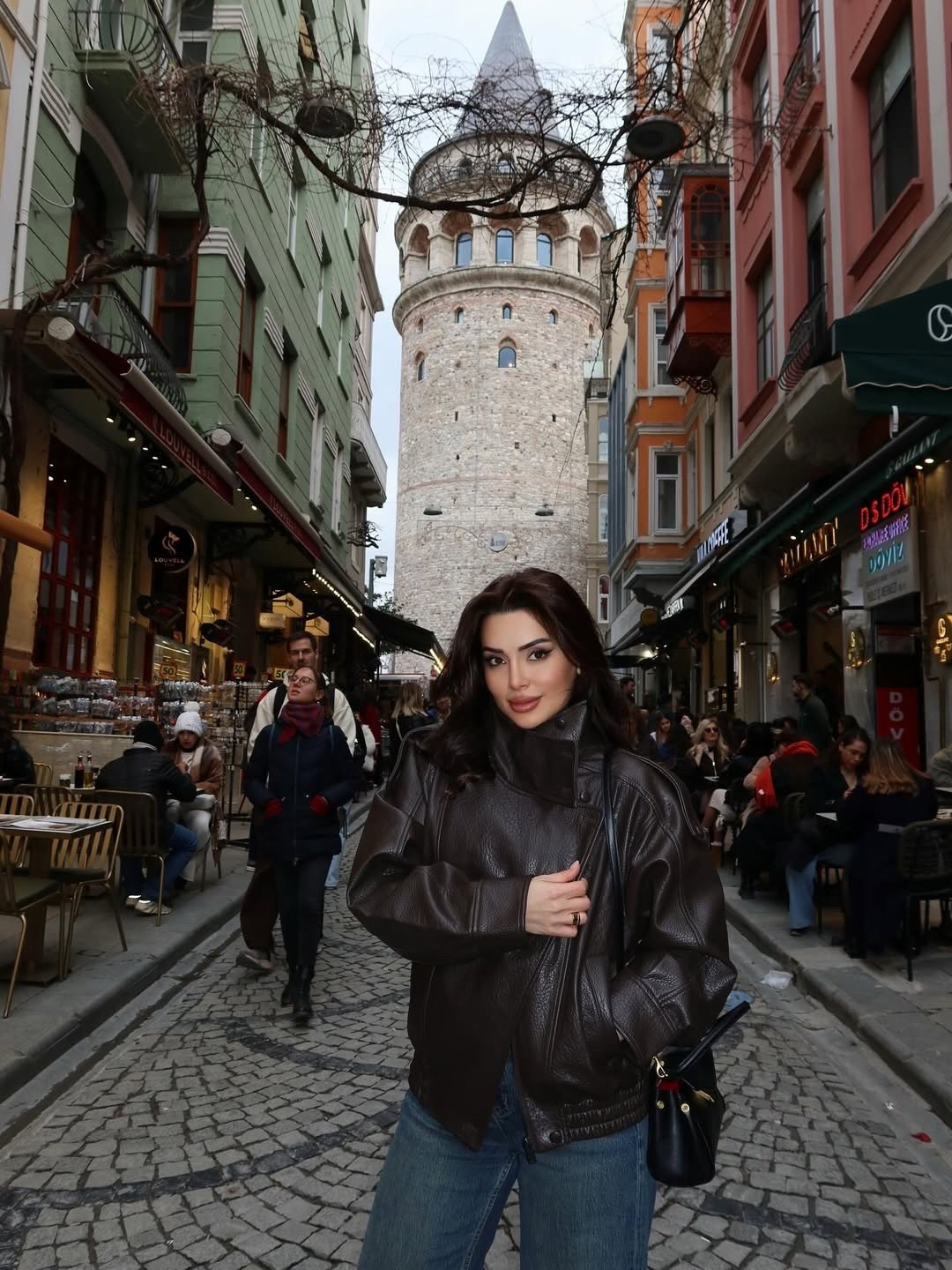 женщин,девушка,брюнетка,женщина красивая,кожаная куртка