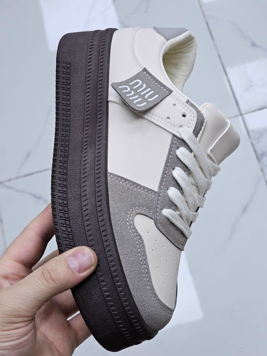 ,кроссовки женские,модные кроссовки,спортивная ,кроссовки