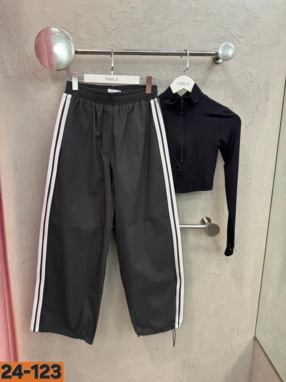 спортивный костюм,спортивные костюмы адидас,штаны с лампасами,спортивные штаны,костюм адидас
