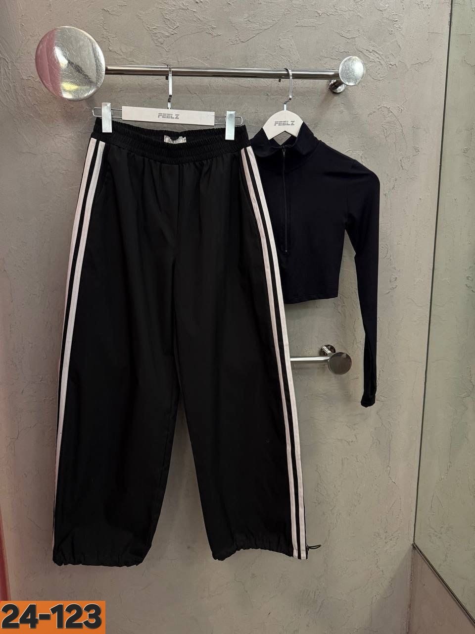 спортивный костюм,спортивные костюмы адидас,штаны с лампасами,спортивные штаны,костюм адидас