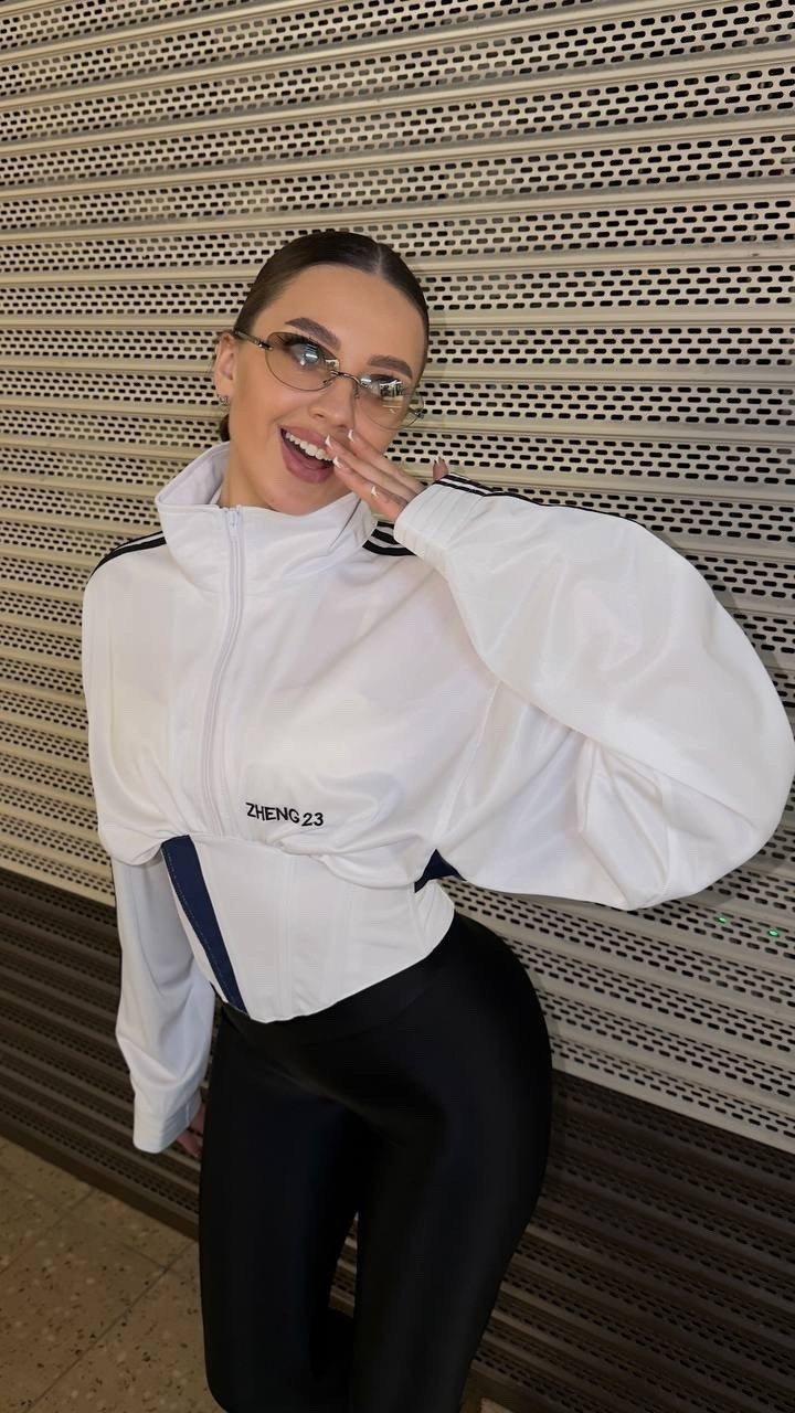 олимпийка адидас серая,стильная куртка,женская укороченная куртка,спортивная куртка,олимпийка женская adidas hf7532 серая