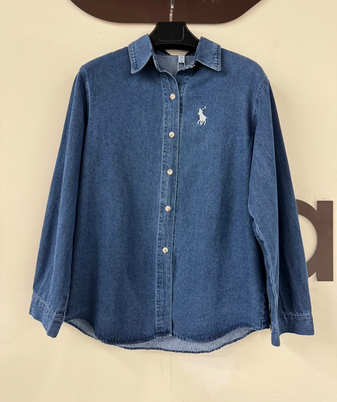 образы с джинсовой рубашкой 2025,образ с джинсовой рубашкой,джинсовая куртка оверсайз женская 2026,джинсовая куртка sela oversize,образ с джинсовой курткой