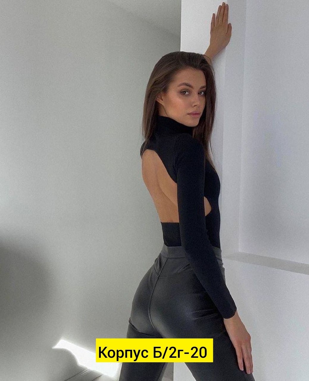 боди с открытой спиной,кроп топ с открытой спиной,кожаная юбка,юбка экокожа,юбка кожаная с разрезом