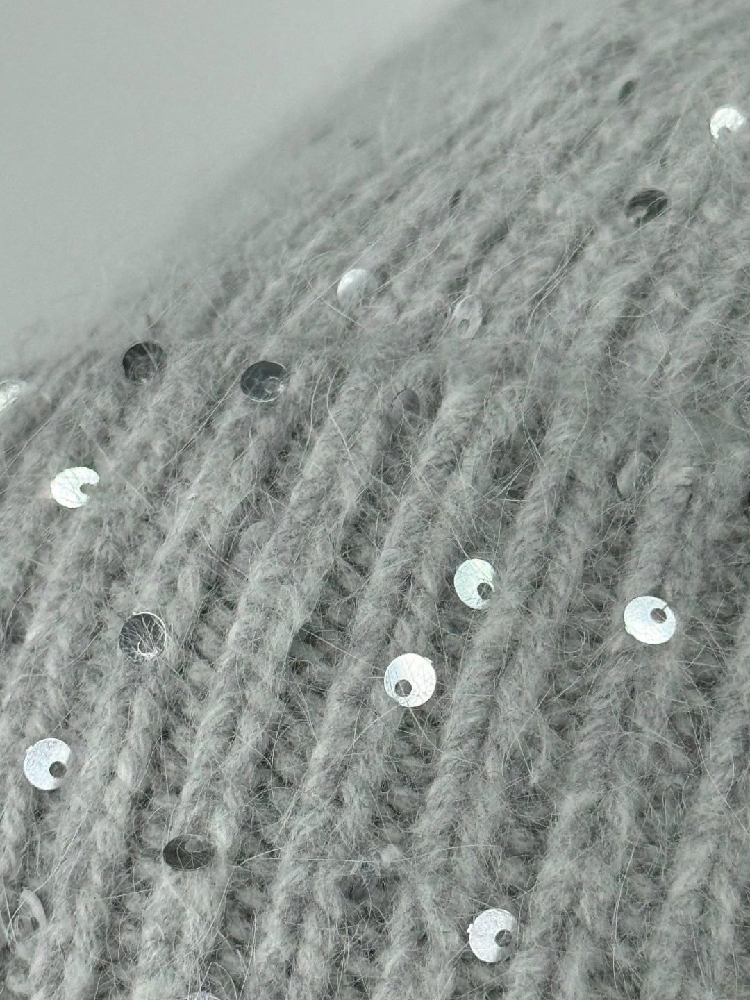 шапка из ангора с люрексом,шапка с пайетками теплая mergeri,женская шапка,шапка демисезонная с пайетками цвет белый,женская шапка с пайетками mergeri 531398882