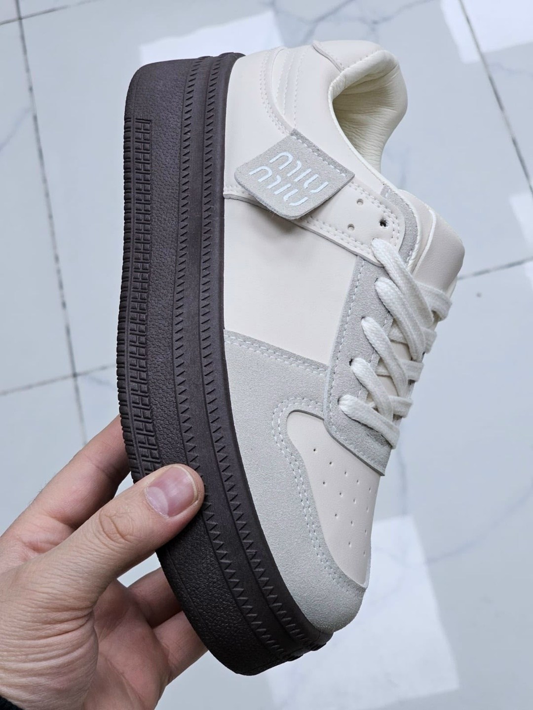 ,кроссовки женские,модные кроссовки,спортивная ,кроссовки