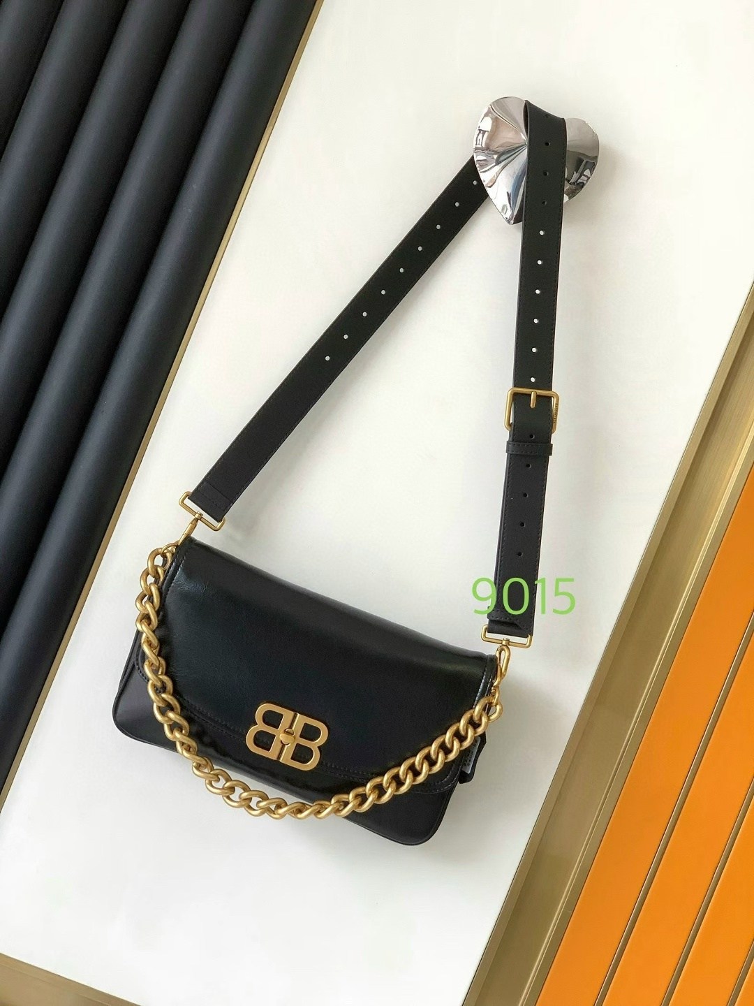 большая сумка через плечо через цепочку balenciaga,сумка женская balenciaga,balenciaga сумка,маленькая сумка через плечо через цепочку balenciaga,сумка женская balenciaga натуральная кожа