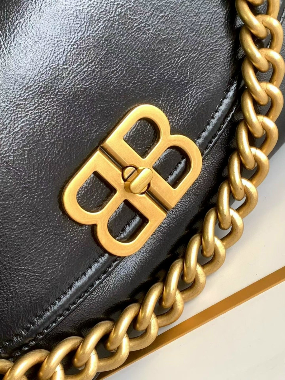 большая сумка через плечо через цепочку balenciaga,сумка женская balenciaga,balenciaga сумка,маленькая сумка через плечо через цепочку balenciaga,сумка женская balenciaga натуральная кожа