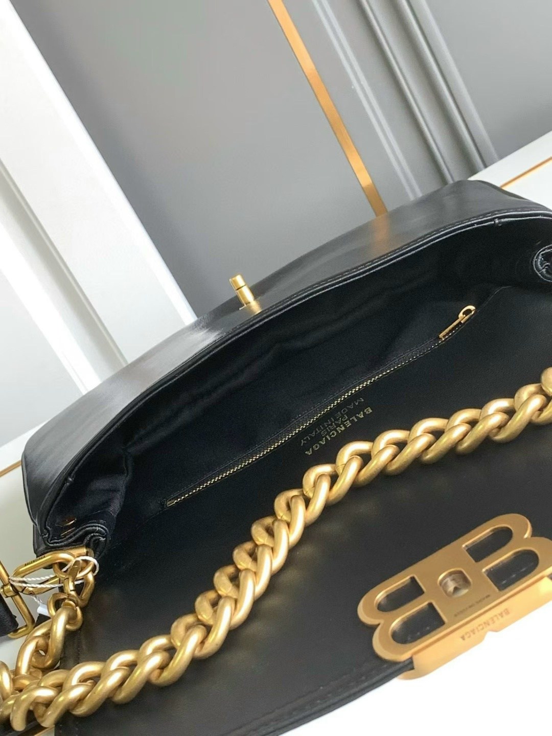 большая сумка через плечо через цепочку balenciaga,сумка женская balenciaga,balenciaga сумка,маленькая сумка через плечо через цепочку balenciaga,сумка женская balenciaga натуральная кожа