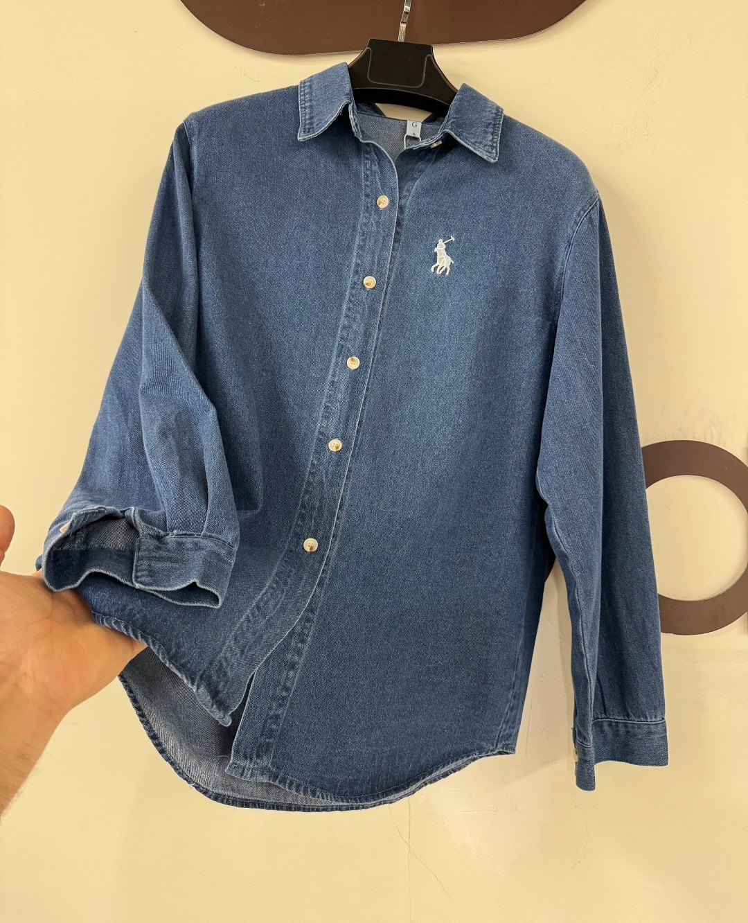 образы с джинсовой рубашкой 2025,образ с джинсовой рубашкой,джинсовая куртка оверсайз женская 2026,джинсовая куртка sela oversize,образ с джинсовой курткой