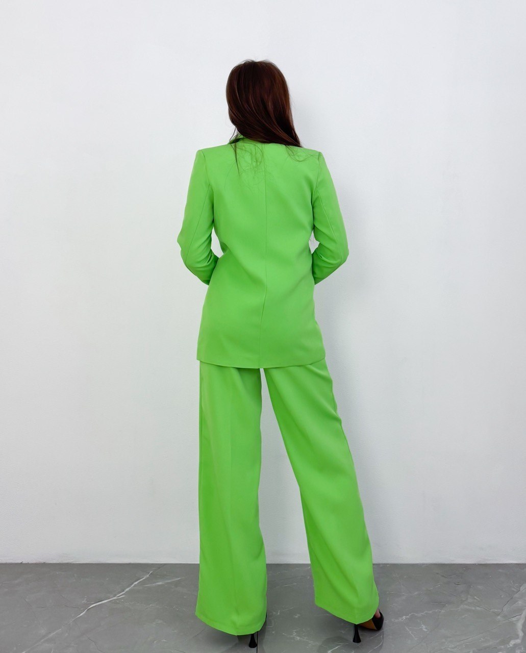 салатовый брючный костюм женский,брючный костюм azzara 951л тройка зеленый,костюм брючный женский,костюм брючный,костюм брючный женский стильный