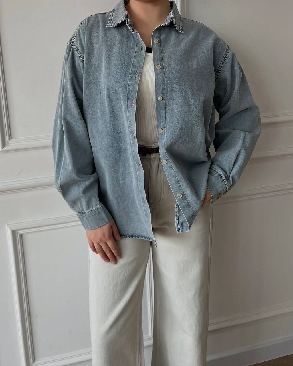 образы с джинсовой рубашкой 2025,образ с джинсовой рубашкой,джинсовая куртка оверсайз женская 2026,джинсовая куртка sela oversize,образ с джинсовой курткой