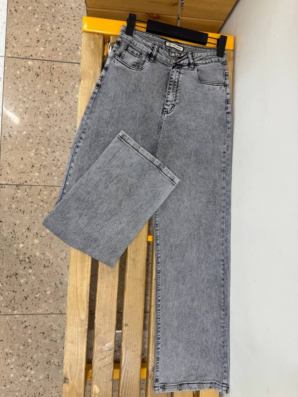 серые широкие джинсы,женские джинсы,джинсы широкие,джинсы,серые джинсы бананы