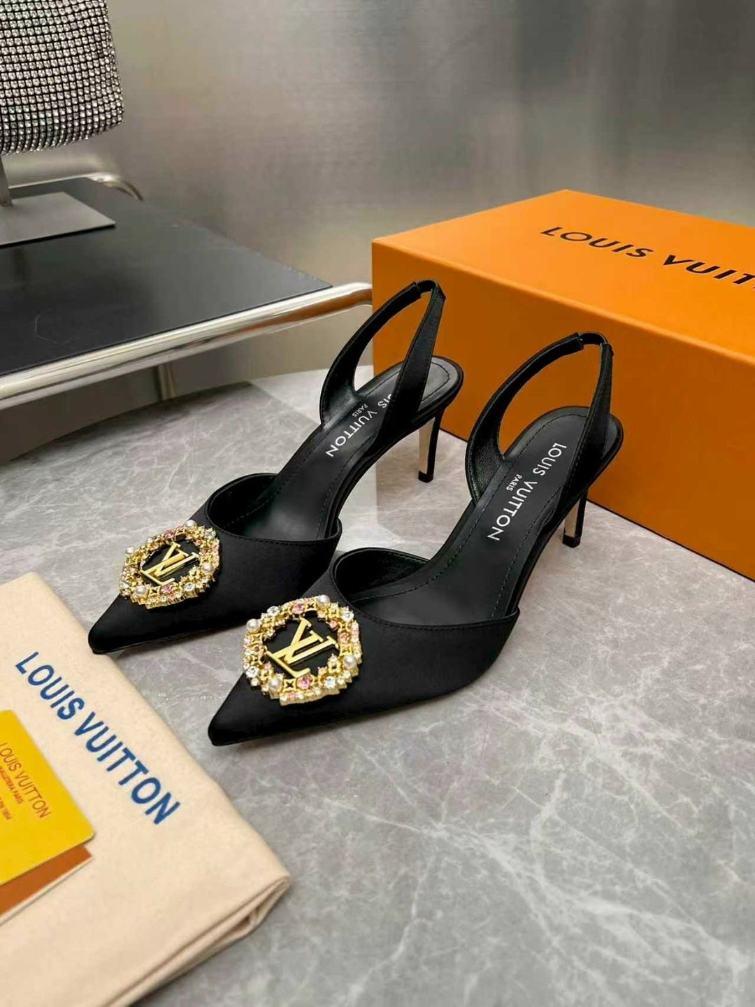 босоножки louis vuitton,туфли louis vuitton,туфли луи виттон с каблуком в виде логотипа,женская туфля,