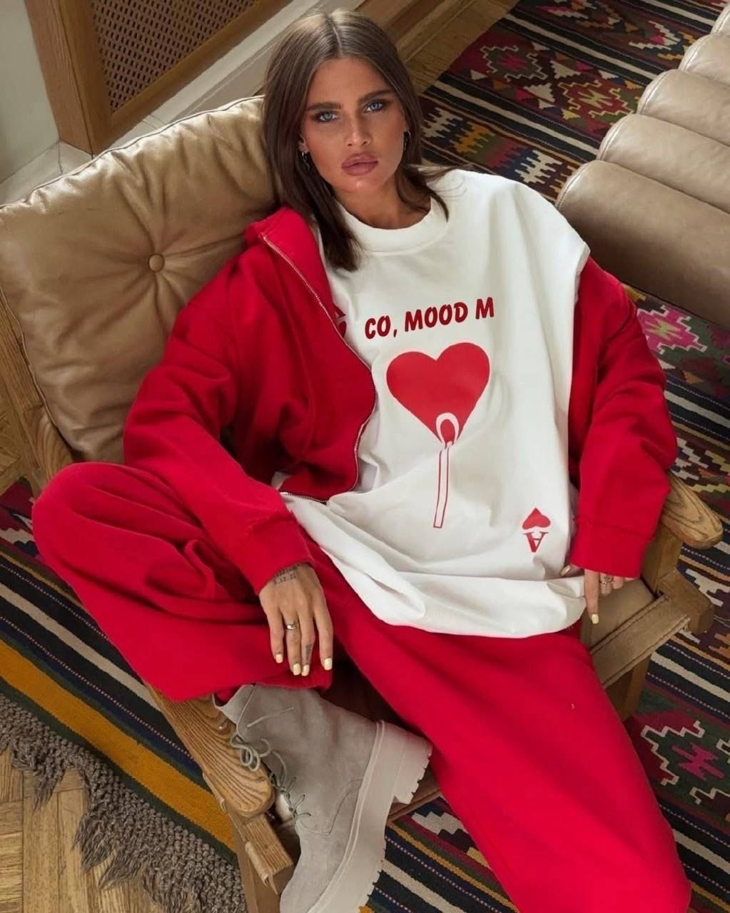 женский оверсайз свитшот miu miu красного цвета,свитшот женская,свитшот оверсайз ohcasey,женская спортивная одежда,костюм спортивный женский