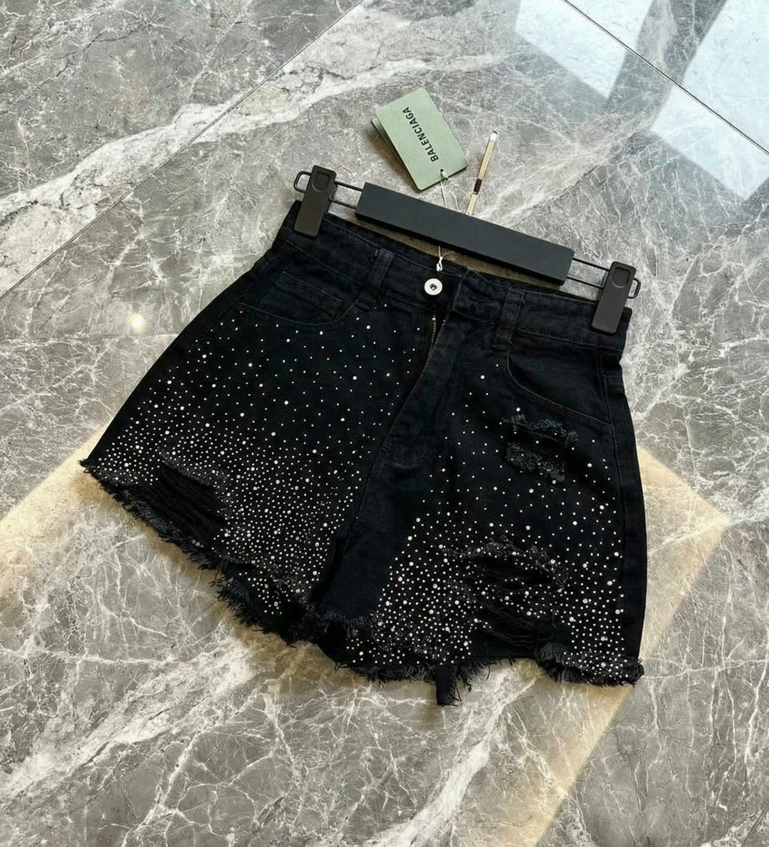 девушка,прекрасная девушка,девушка в белой маечке,красавиц,девушка в топе и шортах