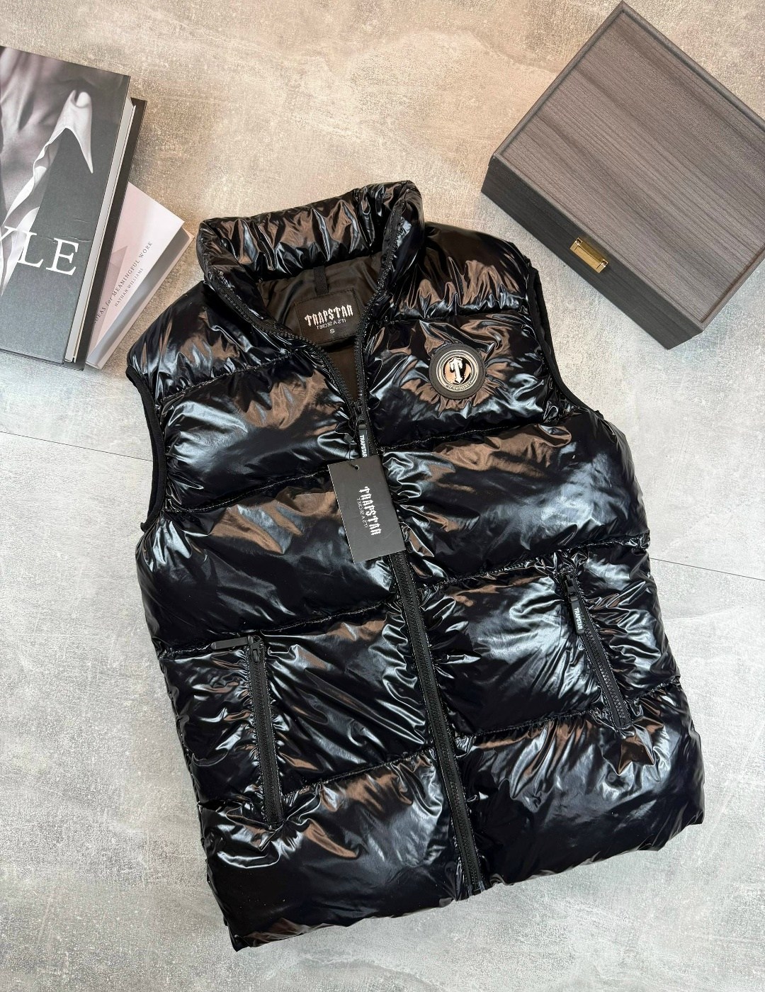 жилетка moncler,жилетка монклер мужская,жилет монклер мужской,жилетка монклер,жилетка монклер глянцевая