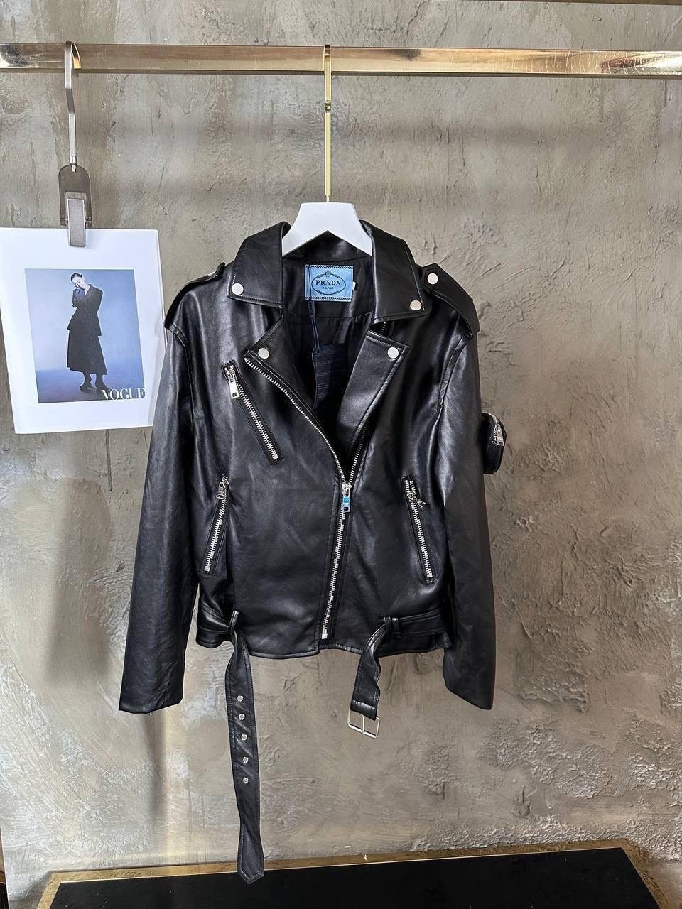 кожаная куртка prada,кожаная куртка,женская кожаная куртка,куртка в стиле prada косуха эко кожа короткая черная,куртка косуха