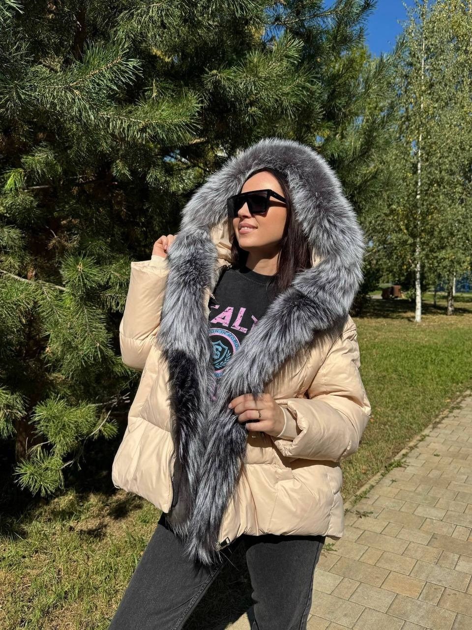 пуховик с мехом,пуховик женский с натуральным мехом,пуховик с натуральным мехом,белый пуховик с мехом,короткий пуховик с натуральным мехом лисы и капюшоном bomfurs