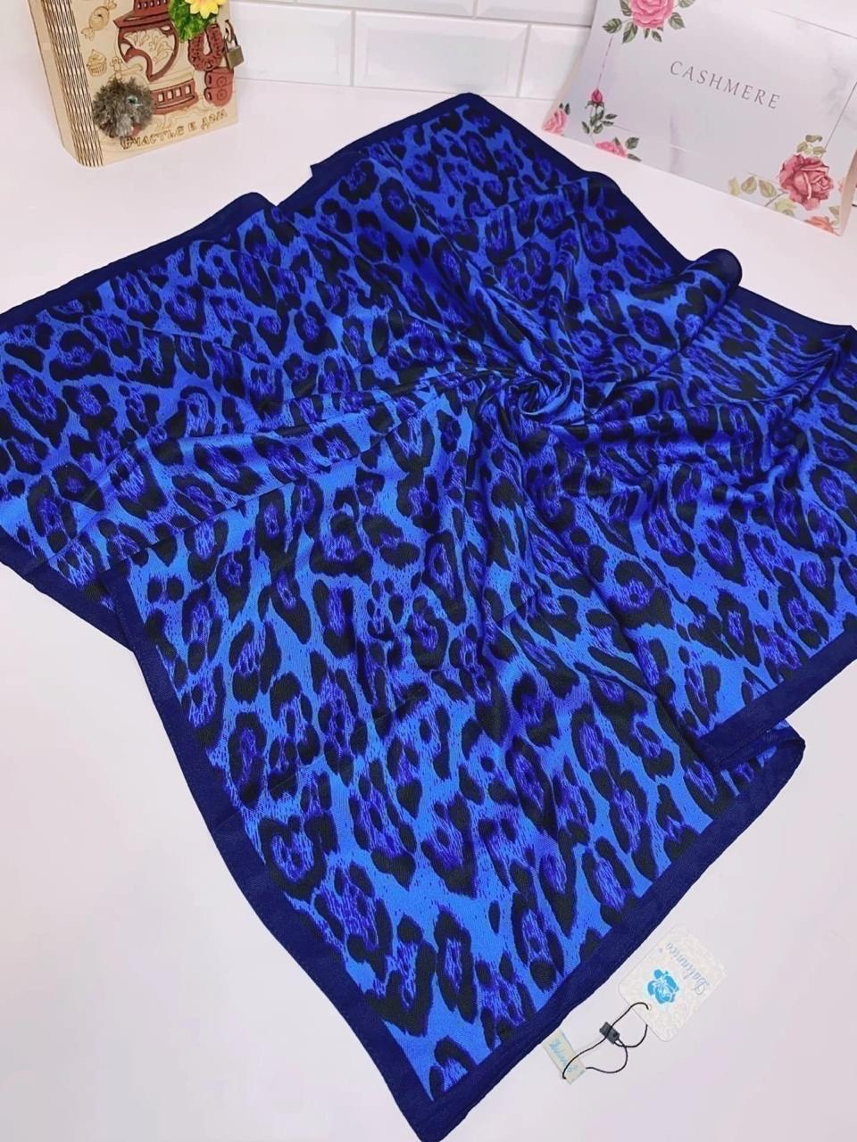платки и шарфы,платок леопардовый,платки женские,платок женский шелковый на голову,платок на голове