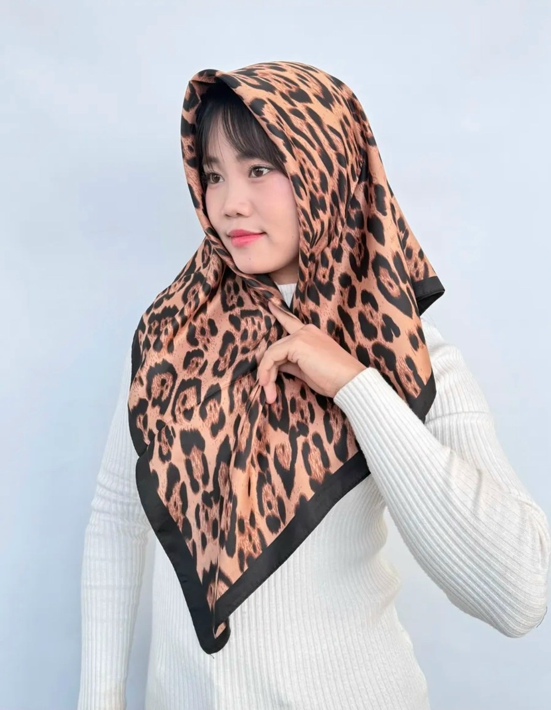 платки и шарфы,платок леопардовый,платки женские,платок женский шелковый на голову,платок на голове