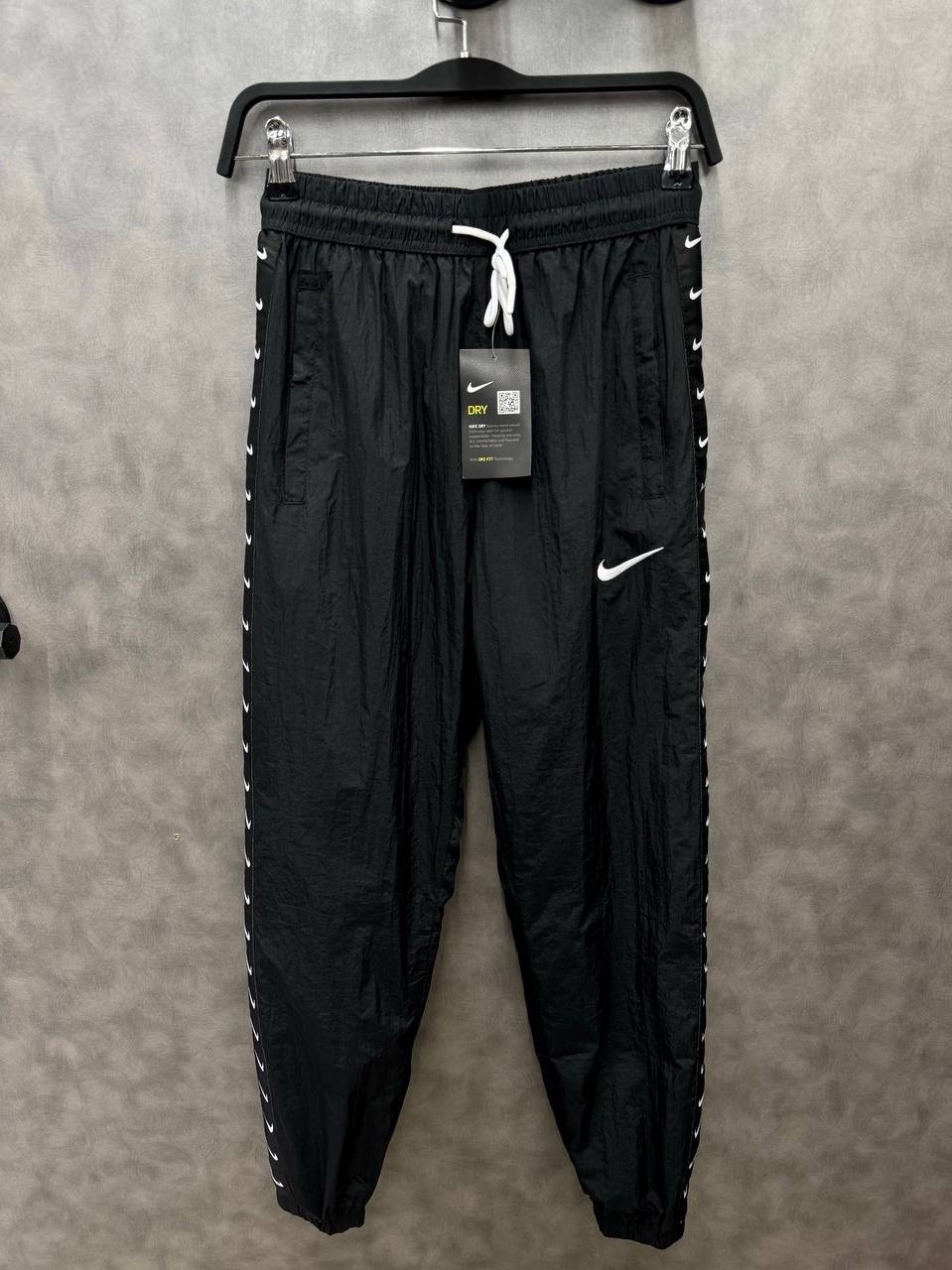 мужские спортивные штаны nike,спортивные штаны nike,nike sportswear swoosh woven pants black,брюки спортивные nike,брюки спортивные nike sportsweare swoosh men's woven pants цвет: черный