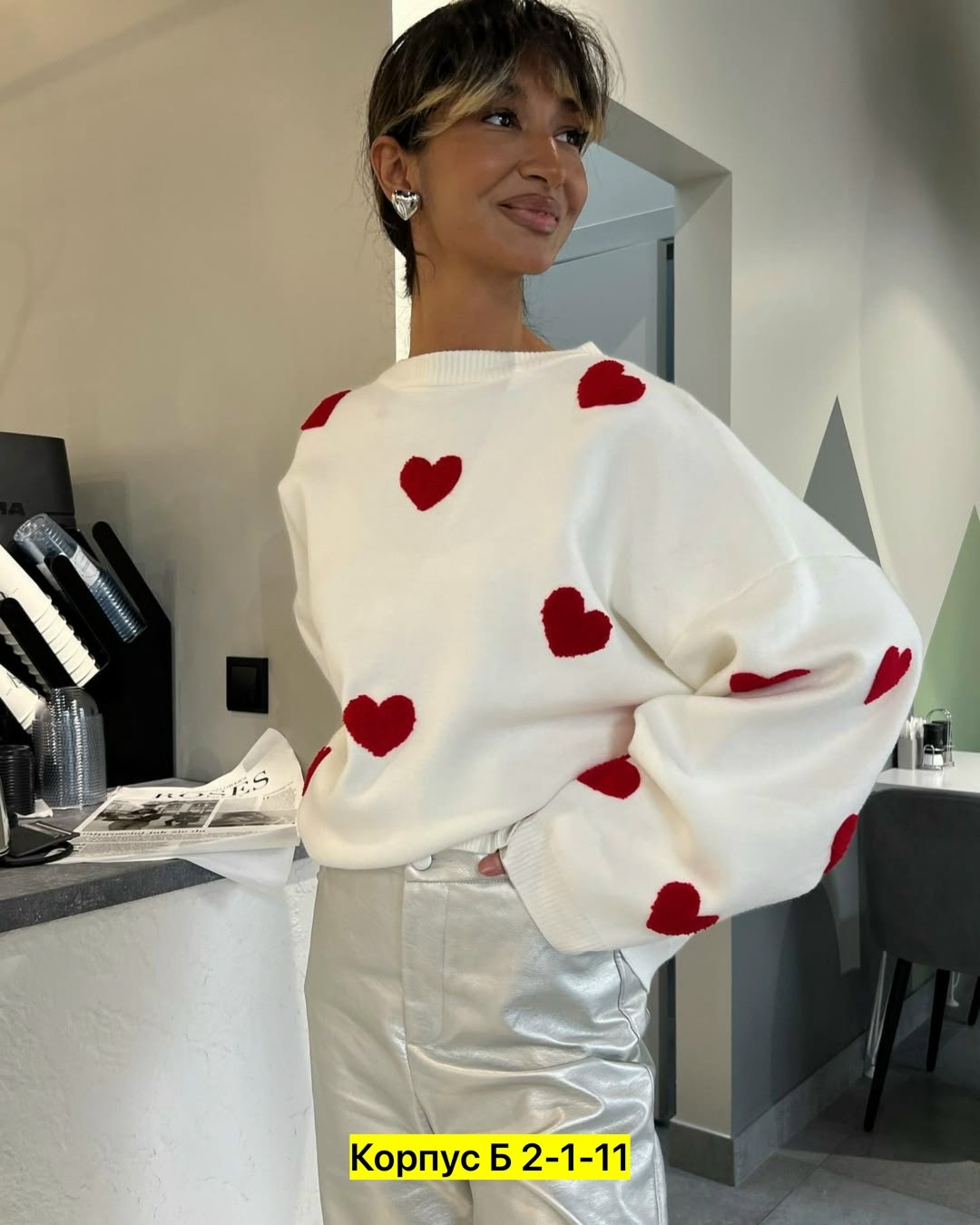 женский свитер с сердечками,свитер с сердечкам,женские свитера,женский трикотажный свитер с принтом сердечек,модные свитера