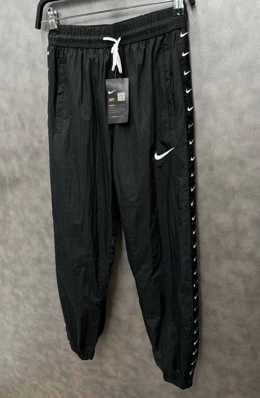мужские спортивные штаны nike,спортивные штаны nike,nike sportswear swoosh woven pants black,брюки спортивные nike,брюки спортивные nike sportsweare swoosh men's woven pants цвет: черный