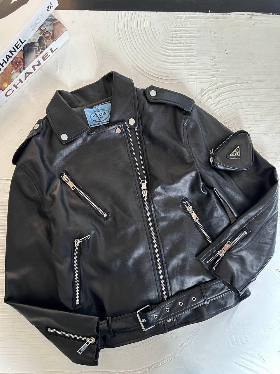 кожаная куртка prada,кожаная куртка,женская кожаная куртка,куртка в стиле prada косуха эко кожа короткая черная,куртка косуха