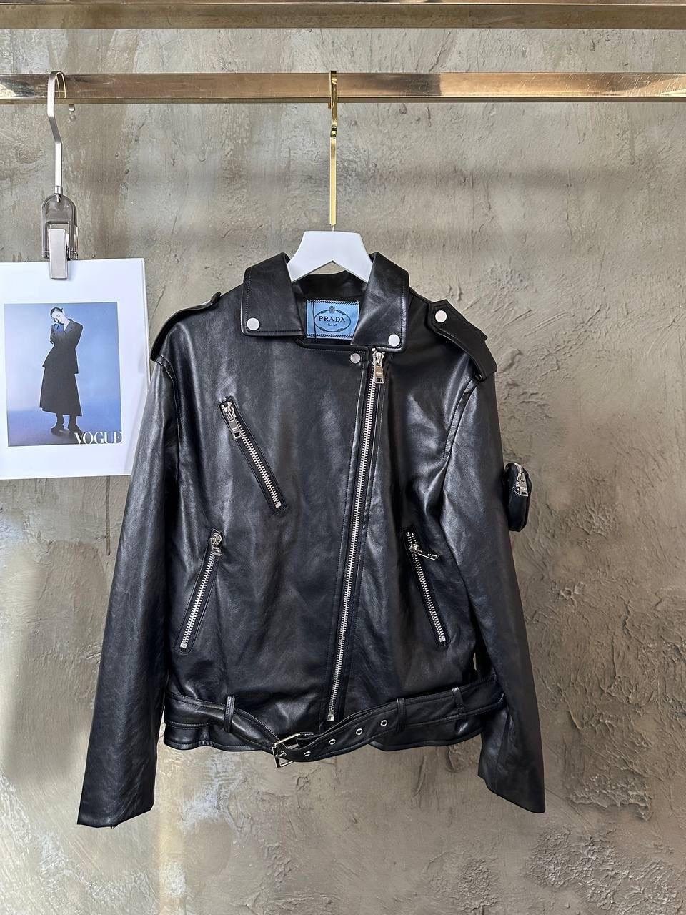 кожаная куртка prada,кожаная куртка,женская кожаная куртка,куртка в стиле prada косуха эко кожа короткая черная,куртка косуха