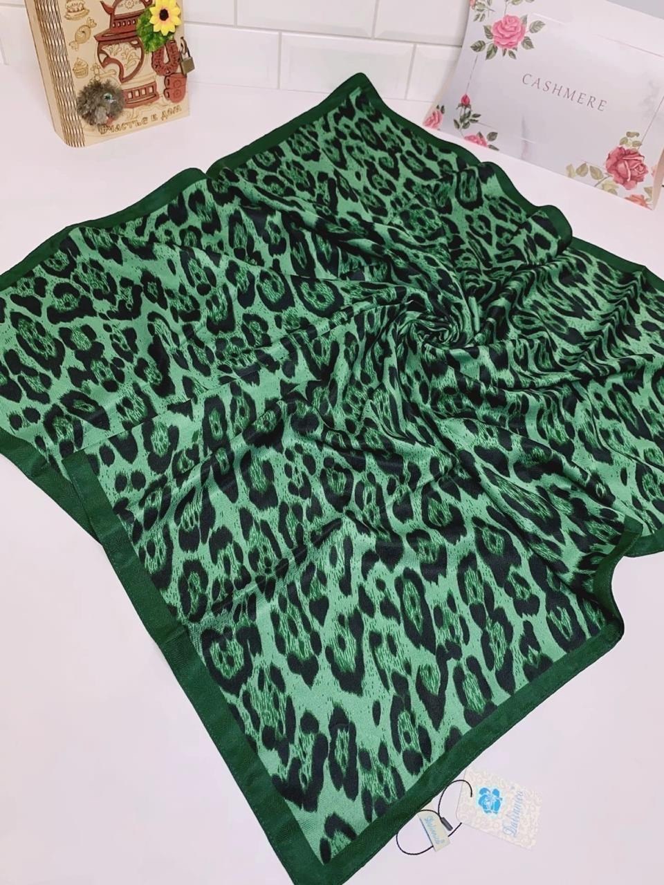 платки и шарфы,платок леопардовый,платки женские,платок женский шелковый на голову,платок на голове