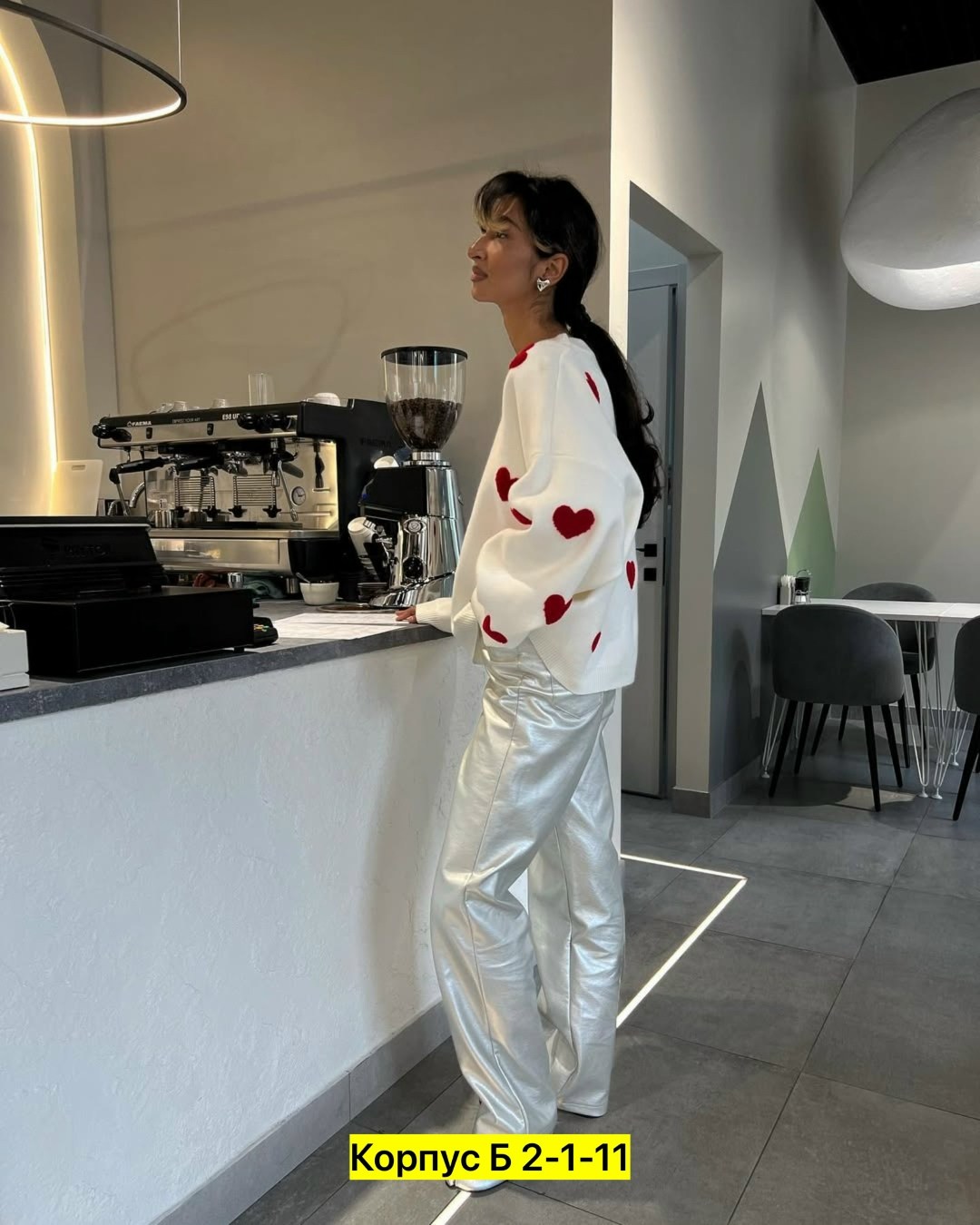 женский свитер с сердечками,свитер с сердечкам,женские свитера,женский трикотажный свитер с принтом сердечек,модные свитера